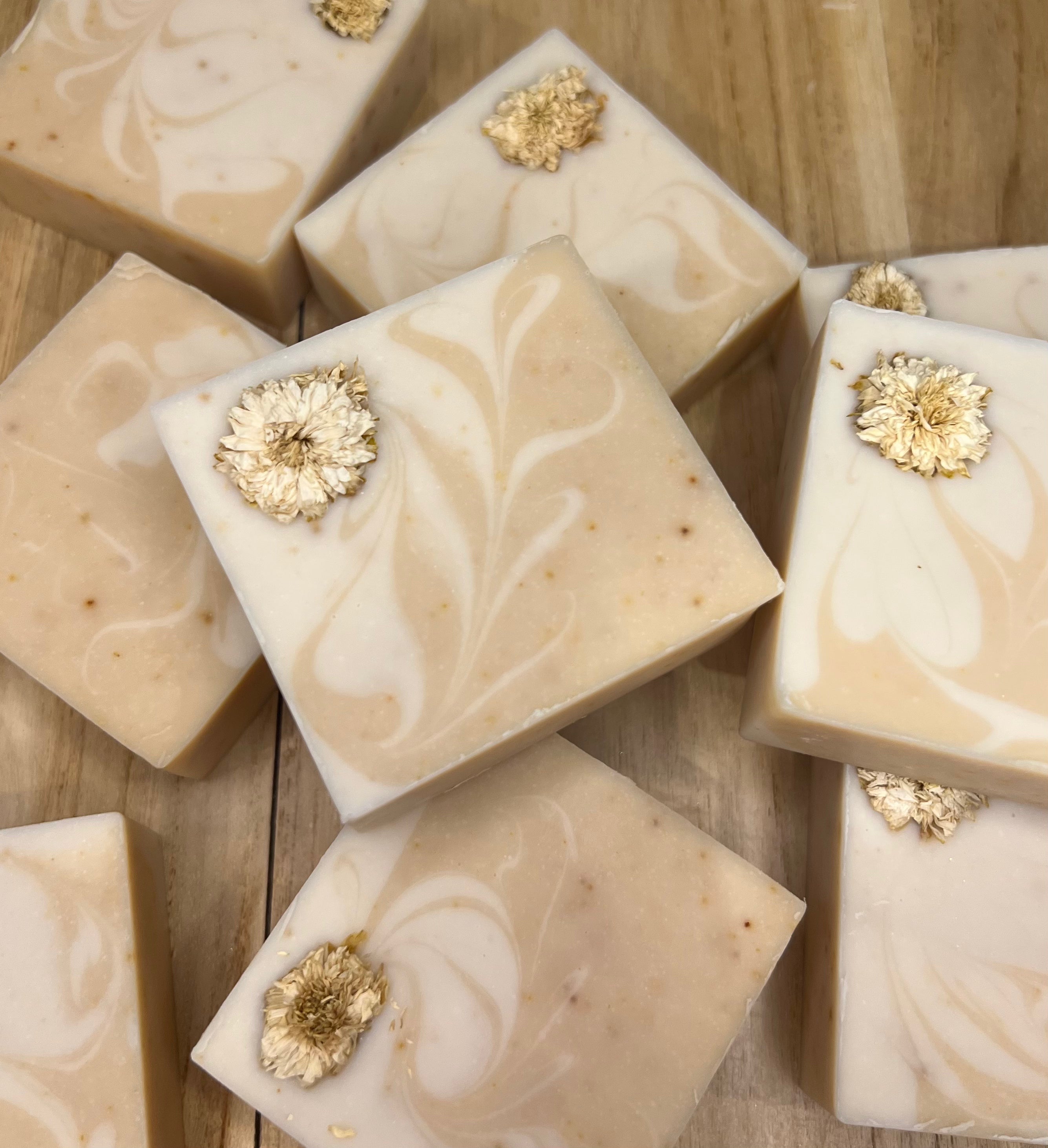 Honeysuckle (Goat milk | shea butter | raw honey | ginger soap)