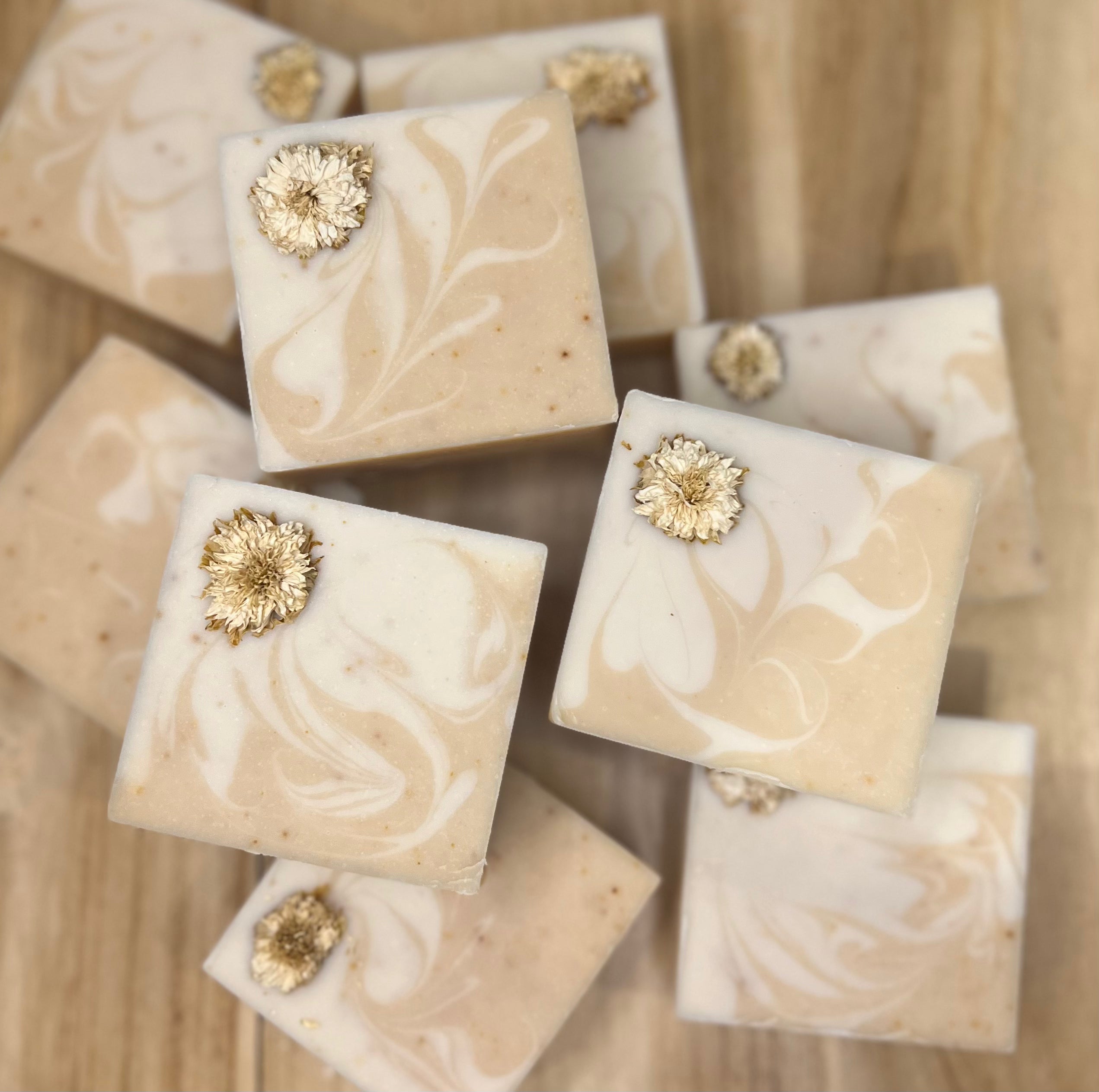 Honeysuckle (Goat milk | shea butter | raw honey | ginger soap)